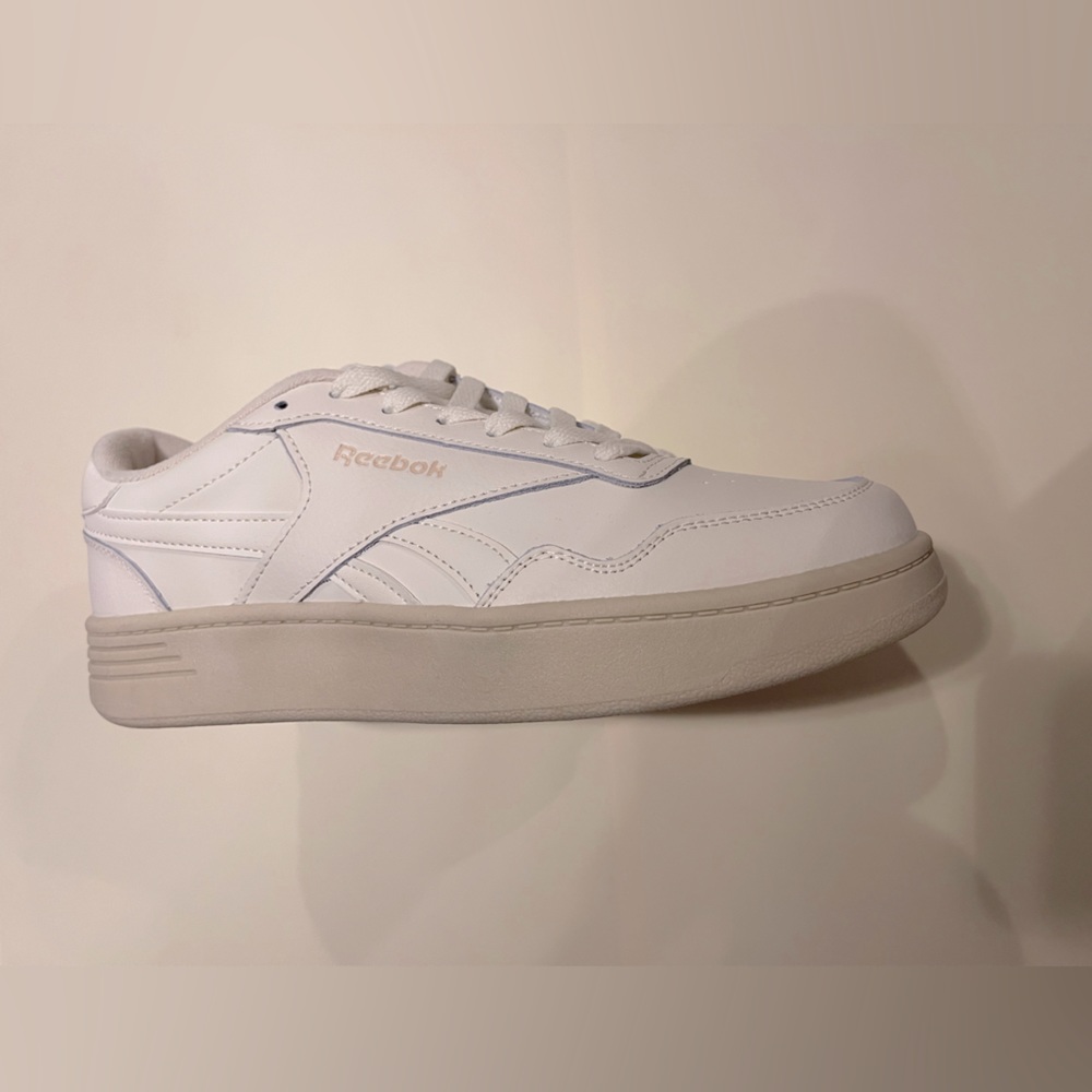 Reebok original sneakers in beige size 8 Woman’s